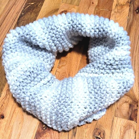 🤸♀️3 for 12🤸♂️ Handmade Chunky Knit Infinity Scarf Striped - Picture 3 of 3